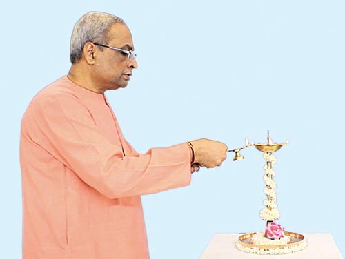 Inauguration of the event by Sadguru (Dr.) Charudatta Pingale